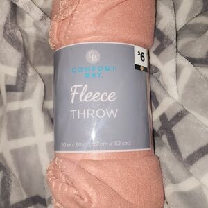 Comfort Bay Fleece Throw Blanket in Dusty Pink